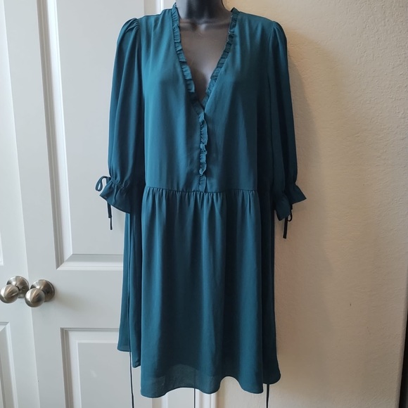 CITY CHIC ccx Long Sleeve Green V-neck Mini Dress Size 16 - Picture 1 of 11